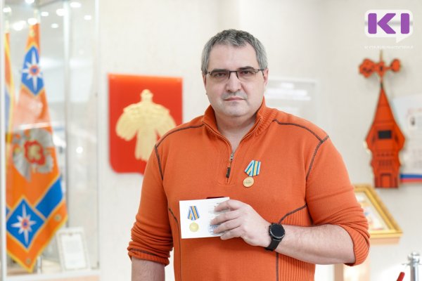 В Сыктывкаре наградили сотрудника ЧОПа, который спас тонущего ребенка