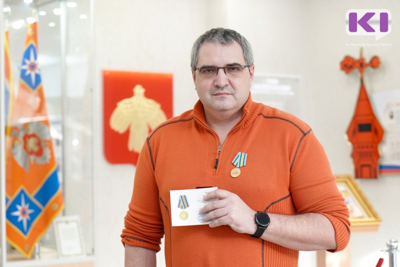 В Сыктывкаре наградили сотрудника ЧОПа, который спас тонущего ребенка