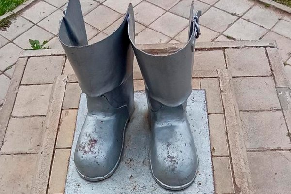 Памятник сапогам в Сыктывкаре вошел в энциклопедию самых необычных скульптур России