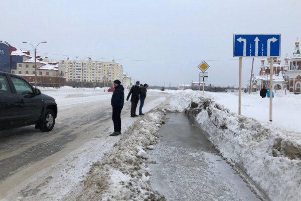 В Усинске ликвидируют порыв на водоводе