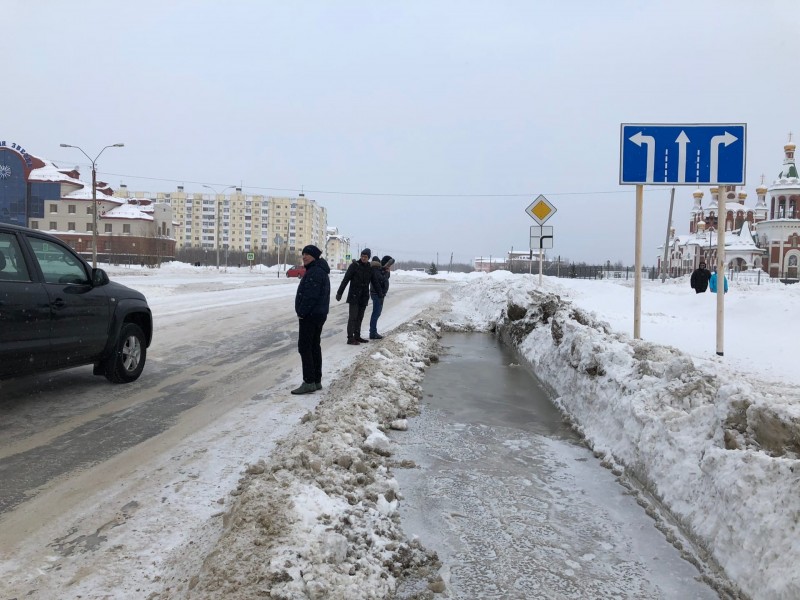 В Усинске ликвидируют порыв на водоводе