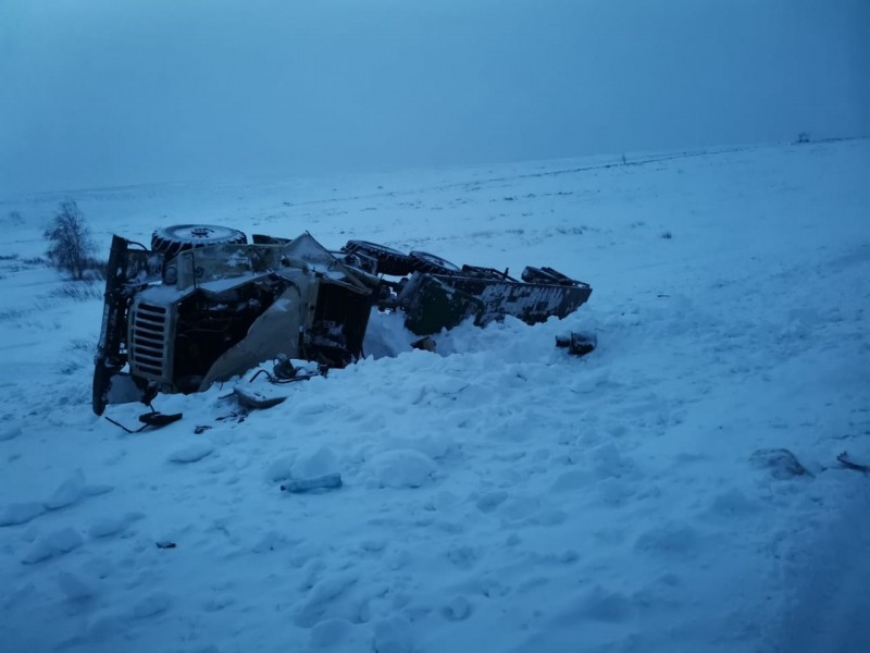 В Воркуте перевернулся тягач, погиб водитель и пострадал пассажир