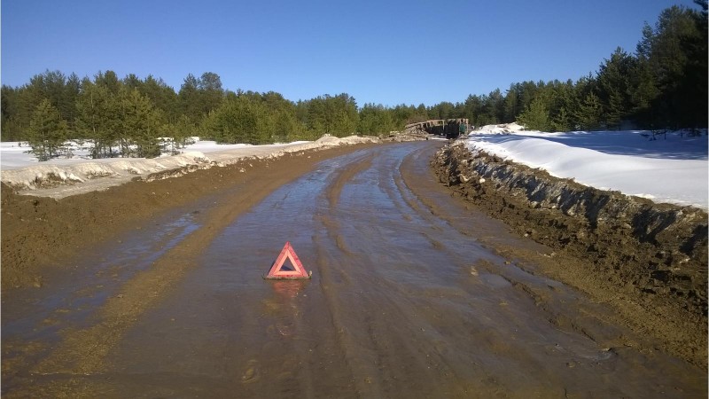 В Усть-Куломском районе вода с болота размыла дорогу 