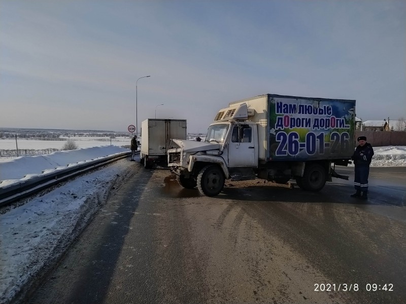 Под Сыктывкаром столкнулись два грузовика