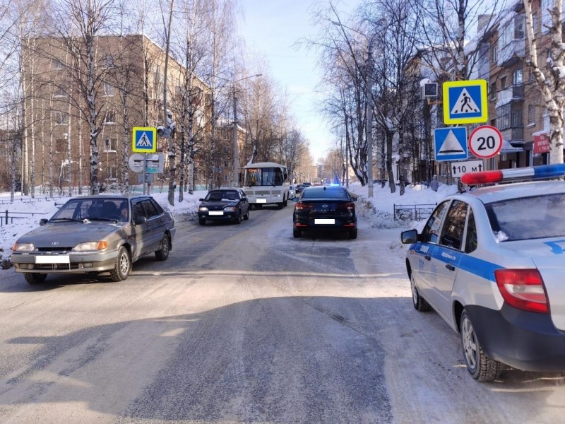 В Ухте водитель иномарки совершил наезд на 11-летнюю девочку