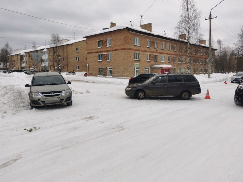 В Ухте водитель "одиннадцатой" врезался в "Ладу Ларгус"