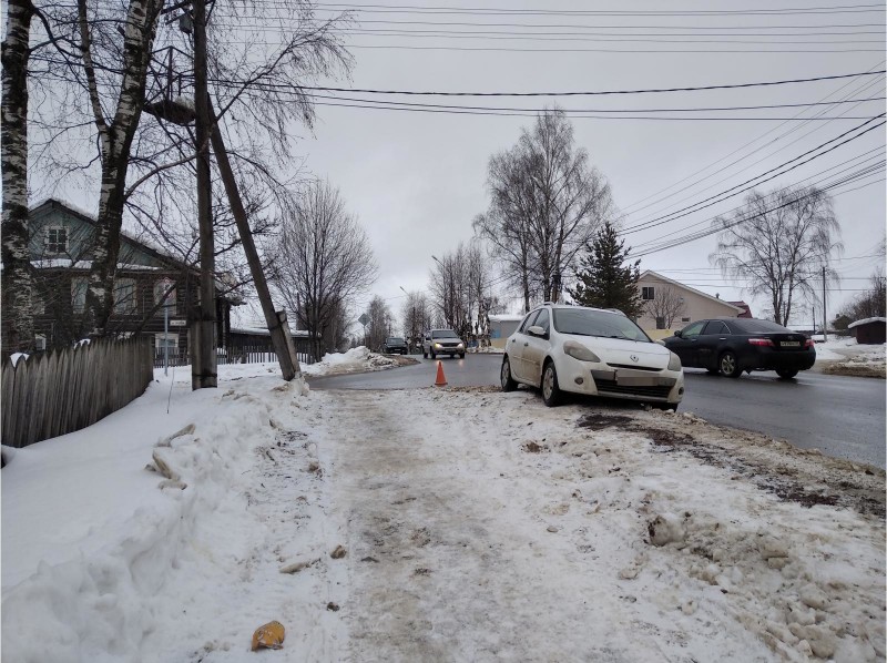 В Сыктывкаре под колеса Renault Clio попала женщина