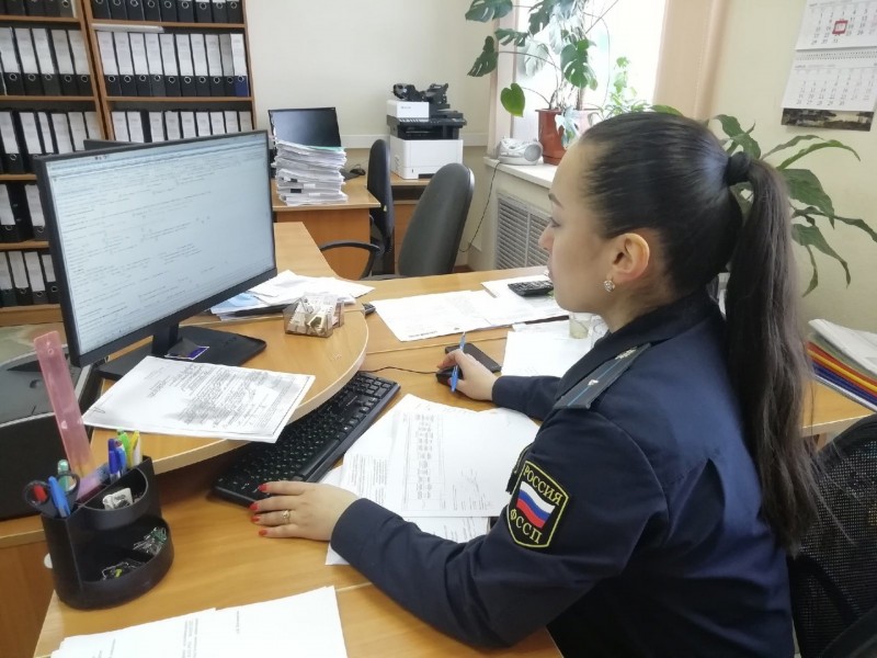 Судебные приставы помогли жительнице Краснозатонского выселить бывшего сожителя из квартиры



