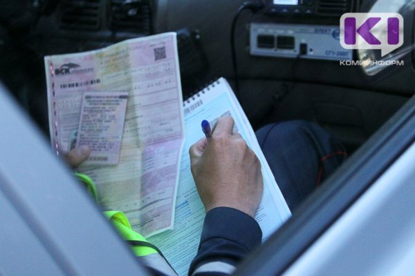 В Усинске автобус врезался в забор, две пассажирки получили травмы