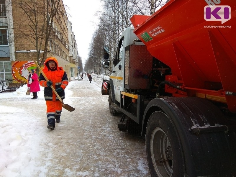 Скользкие тротуары Сыктывкара начали посыпать мраморной крошкой