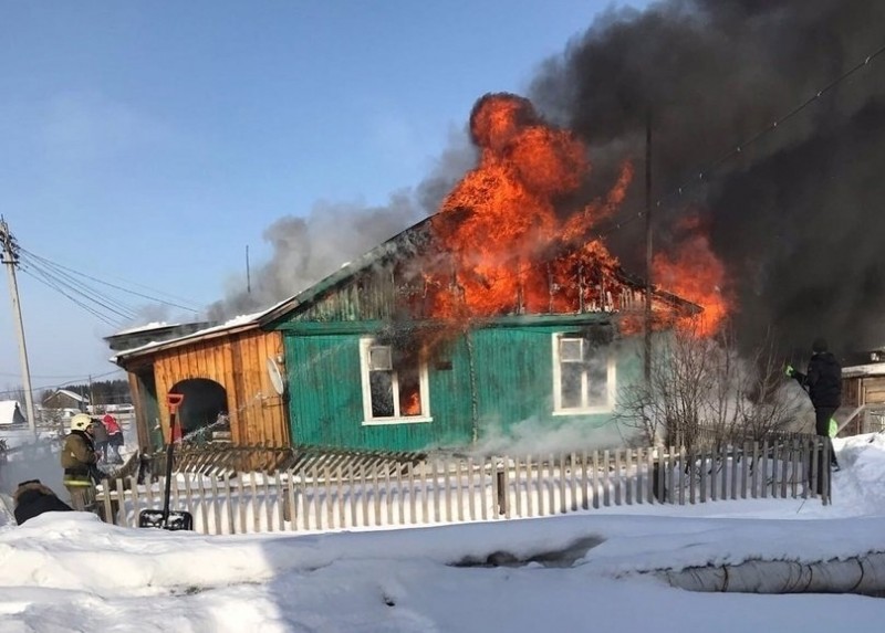 Для трех семей из сгоревшего дома в усинском селе Колва организован сбор средств