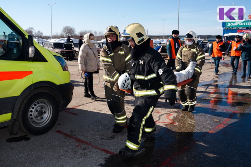 Около "Июня" в Сыктывкаре режут авто, тушат огонь и спасают людей 