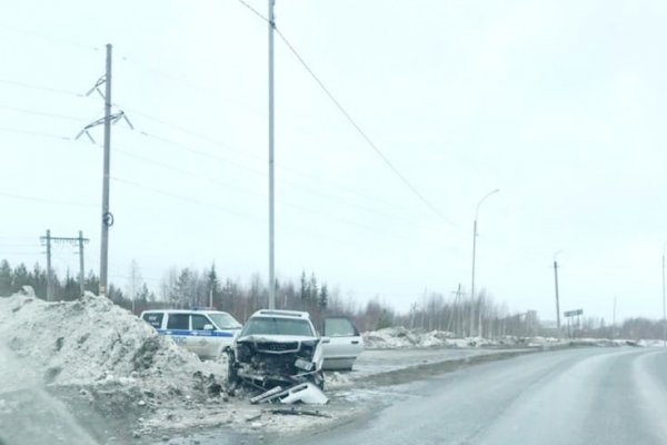 В Печоре Audi влетела в снежный бруствер и опрокинулась