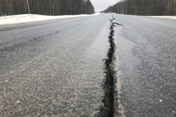 На отремонтированном участке дороги у села Додзь разрастается большая трещина