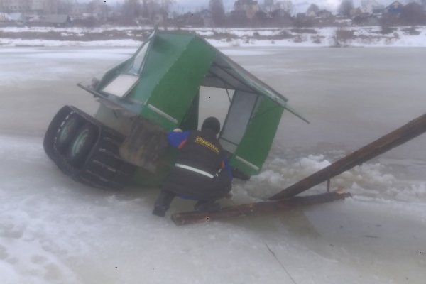 В Прилузье в промоину провалился вездеход