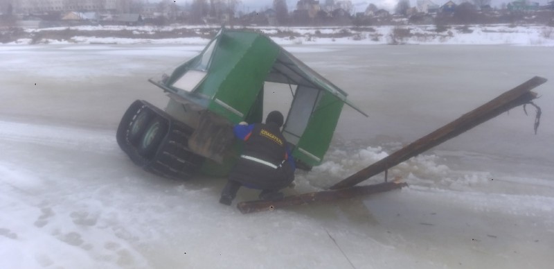 В Прилузье в промоину провалился вездеход