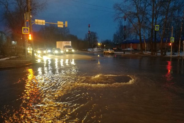 В Сыктывкаре на оживленном перекрестке произошла утечка воды