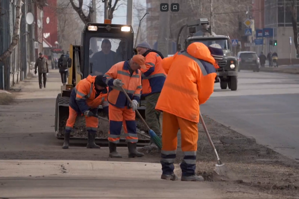 Улицы Сыктывкара очищают от сезонного мусора