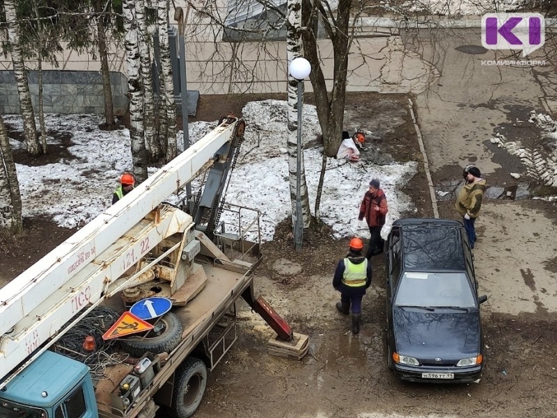 В Сыктывкаре устраняют последствия штормового ветра