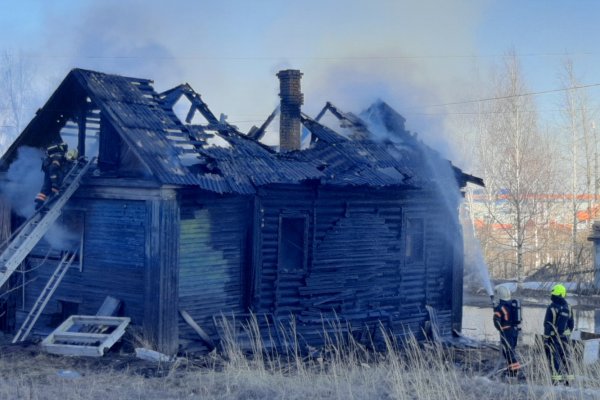 В сыктывкарском микрорайоне Давпон сгорел деревянный дом