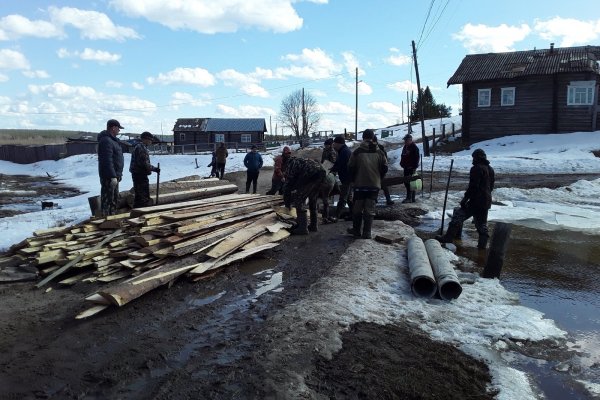 В Глотово восстанавливают размытую дорогу 