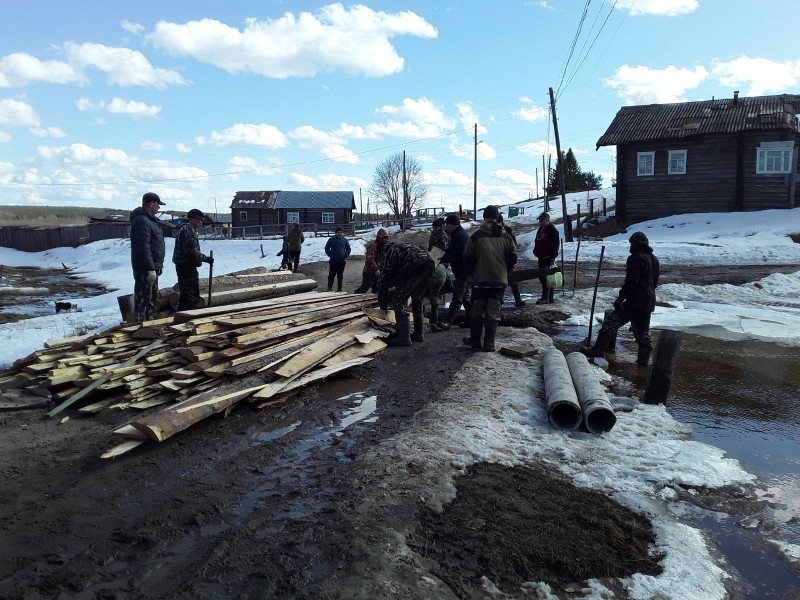 В Глотово восстанавливают размытую дорогу 