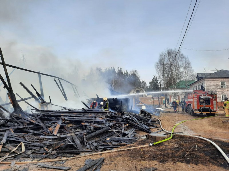 В сыктывкарском поселке Краснозатонский тушат крупный пожар