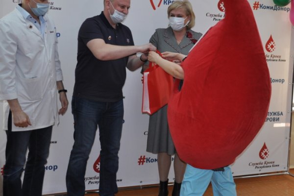 Сыктывкарским донорам вручили нагрудный знак 