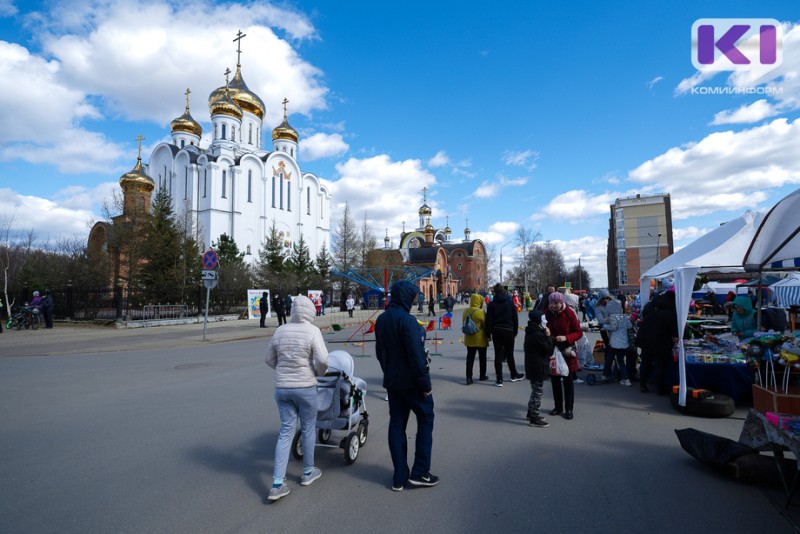 В Сыктывкаре перед Свято-Стефановским кафедральным собором прошла пасхальная ярмарка