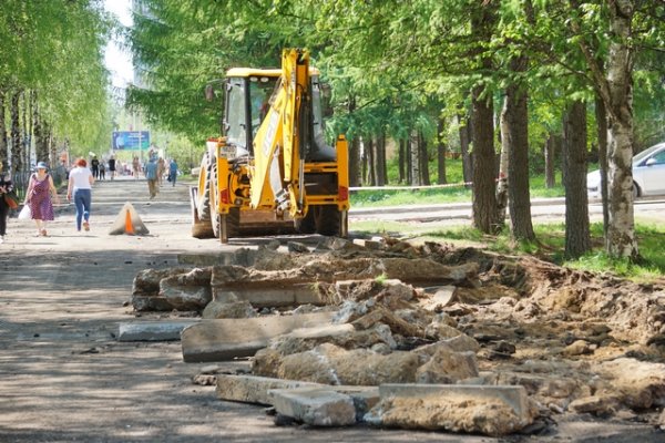 Темп работ по ремонту тротуара на Коммунистической оценил министр строительства Коми 