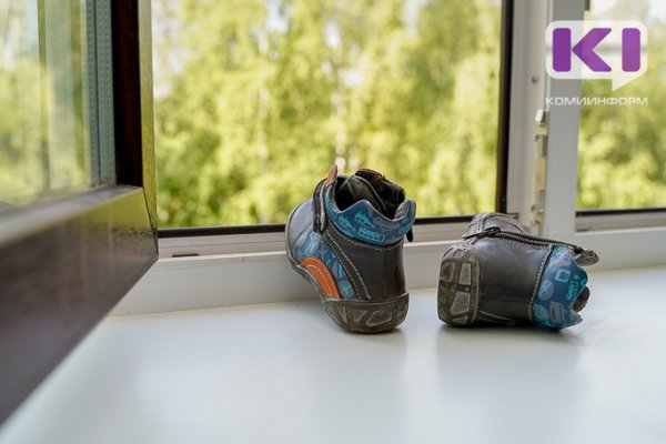 В Сыктывкаре двухлетний ребенок выпал из окна