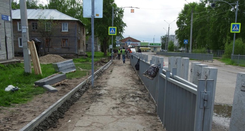 В Эжве начались работы по благоустройству пешеходной зоны на улице Юности