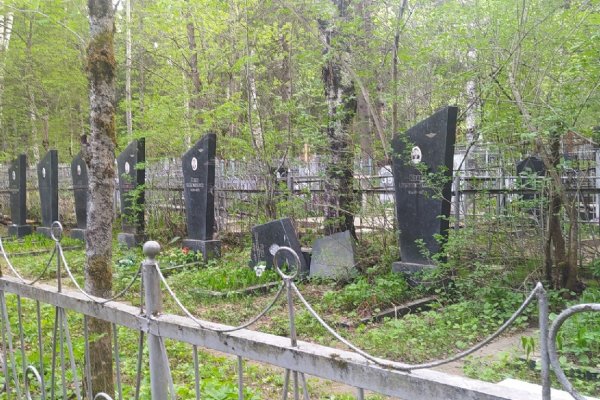 В Сыктывкаре на Центральном кладбище обвалилось надгробие на захоронении 14 летчиков  