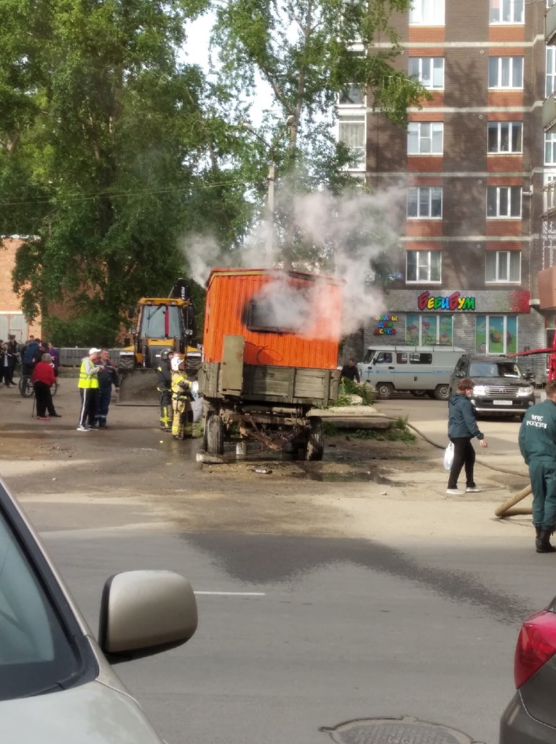 В Сыктывкаре дотла выгорела строительная бытовка