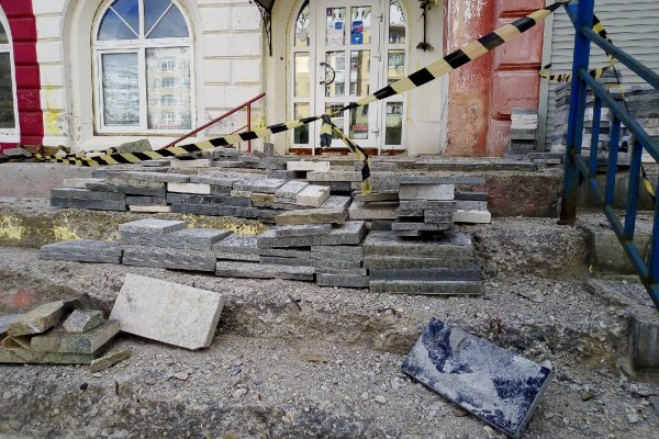 В Сыктывкаре для ремонта ступеней в здание решили использовать могильный камень
