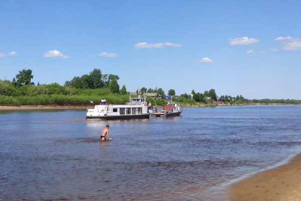 В Сыктывкаре паром с пассажирами и автомобилями до сих пор остается на мели