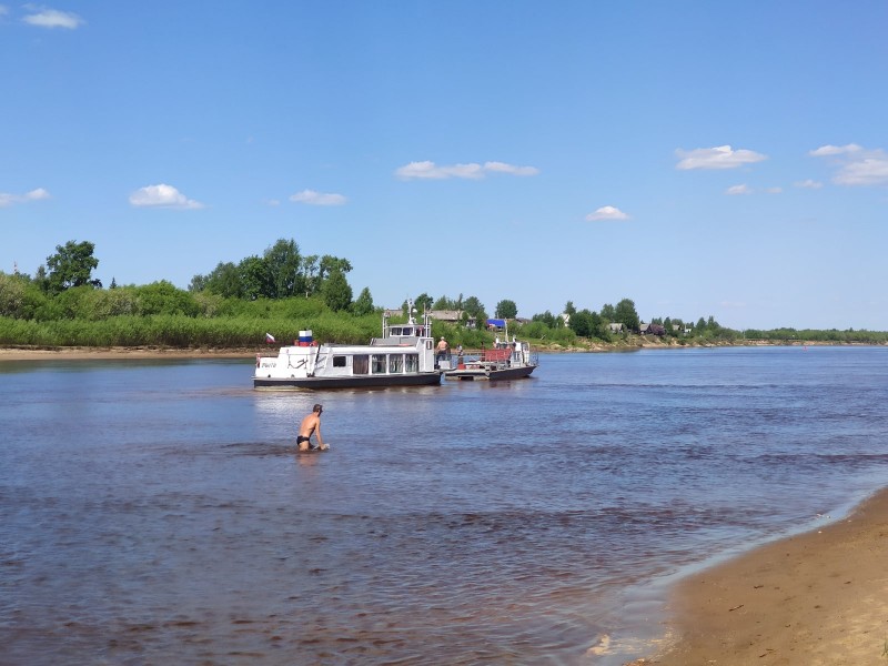 В Сыктывкаре паром с пассажирами и автомобилями до сих пор остается на мели