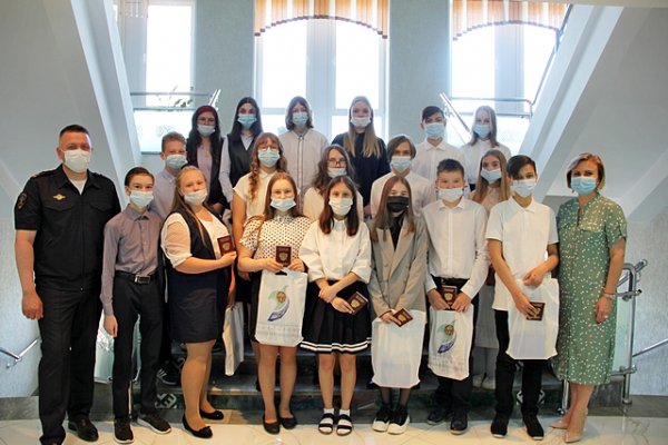 В Сыктывкаре 18 школьников получили главный документ гражданина России