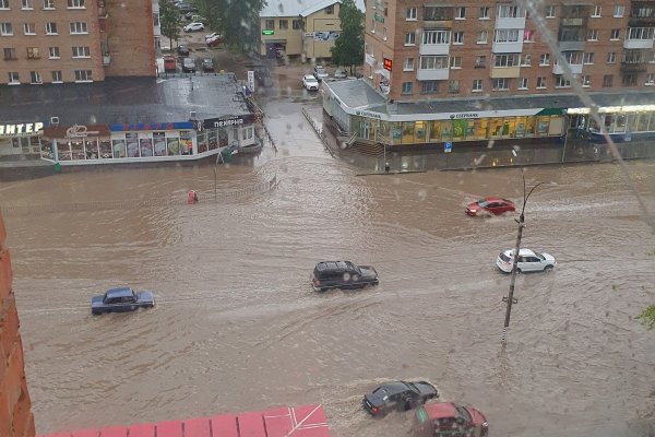 Ухту затопило: вода пробралась на первые этажи жилых домов, а автомобили теряли номера