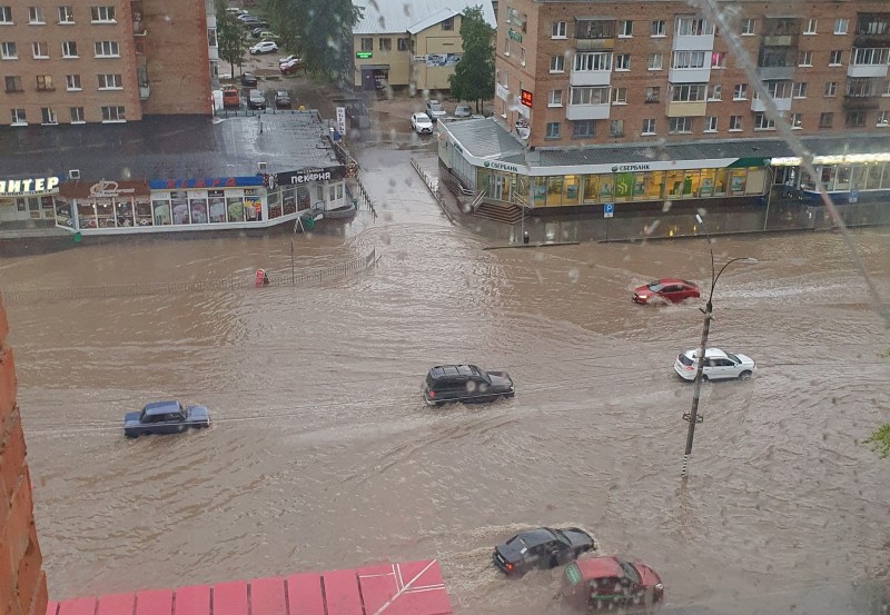 Ухту затопило: вода пробралась на первые этажи жилых домов, а автомобили теряли номера