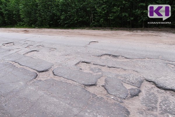 В Сыктывкаре попавшему в яму автовладельцу возмещен материальный ущерб