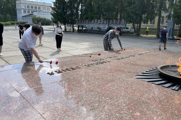 Волонтерская рота Коми пригласила тушивших Вечный огонь в Сыктывкаре девушек вступить в их ряды