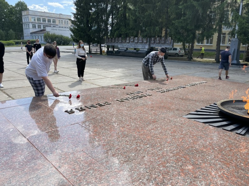 Волонтерская рота Коми пригласила тушивших Вечный огонь в Сыктывкаре девушек вступить в их ряды