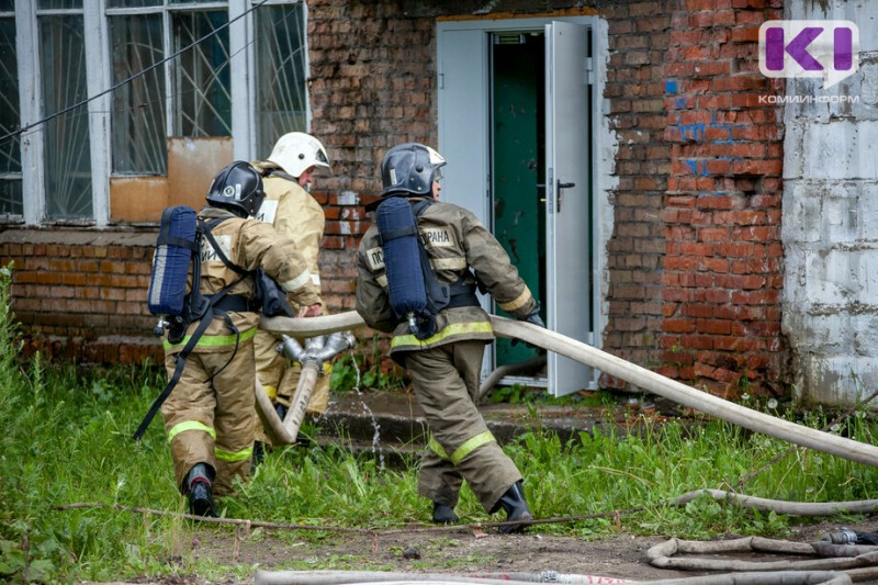 В Емве горело неэксплуатируемое здание на площади 100 кв.м