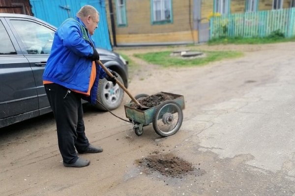 Сыктывкарец решил самостоятельно отремонтировать дорогу на своей улице