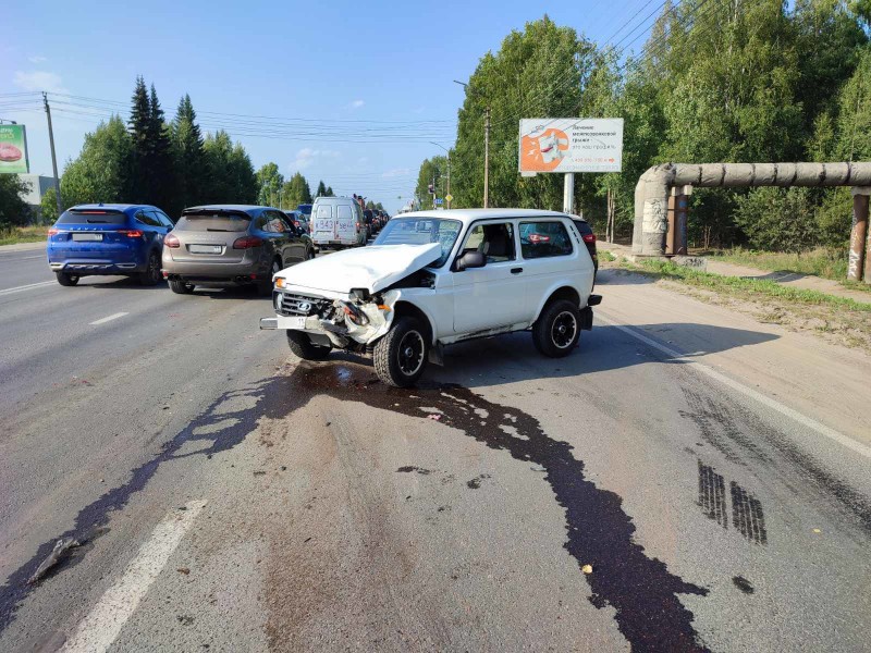 В Сыктывкаре в результате столкновения "пятнадцатой" и "Нивы" пострадала девушка