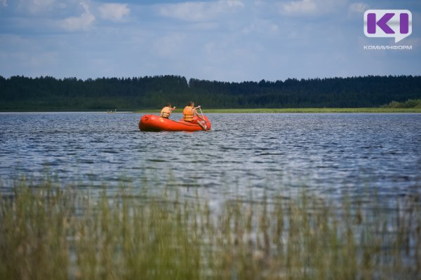 Двоих мужчин эвакуировали с реки в Вуктыле 