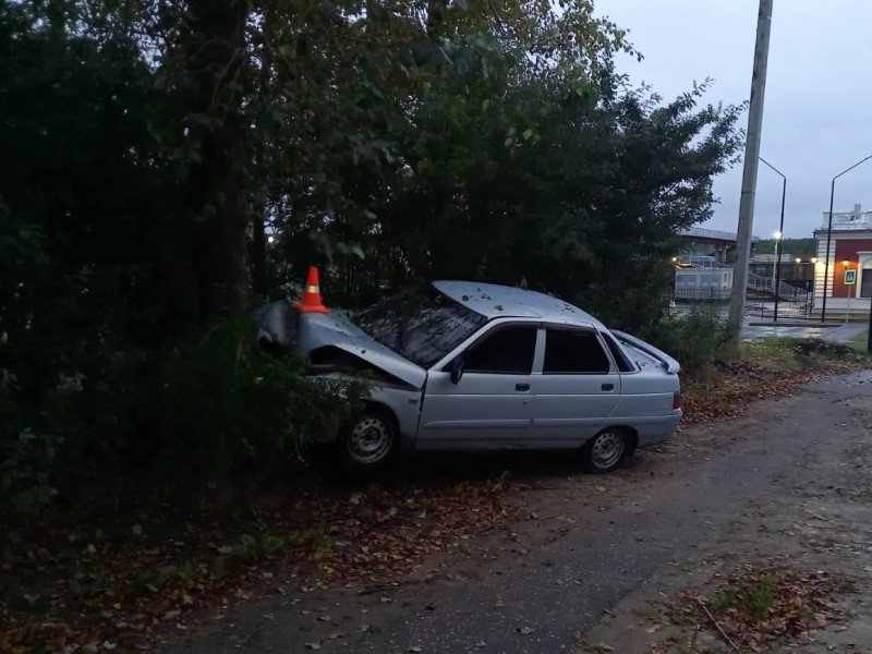 В Сосногорске "десятка" въехала в дерево, среди пострадавших двухлетний малыш