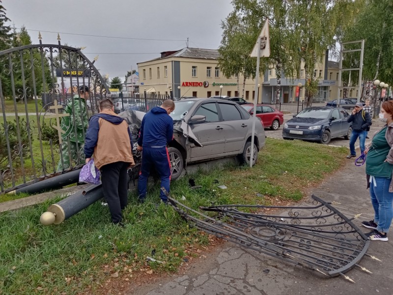 В Сыктывкаре водитель "Лады Гранта" влетел в церковную ограду 