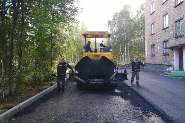 В Инте подрядчик благоустраивает две дворовые территории
